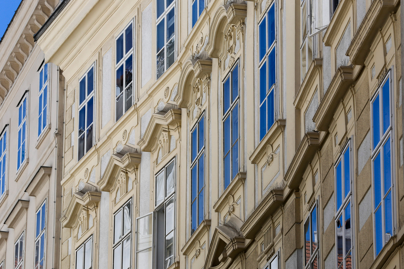 Historische Fassade eines Wiener Zinshauses